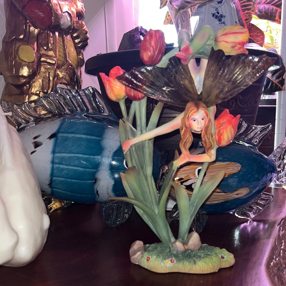 Dragonsite Charming Fairy and Tulip Figurine approx 8.5 inches - Picture 2 of 8